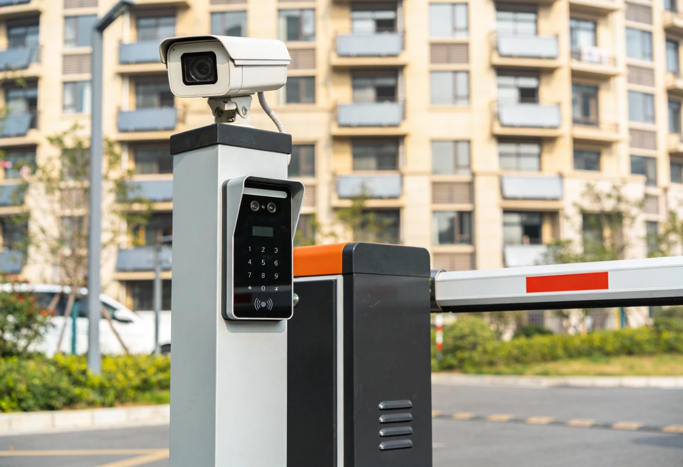 אבטחה חכמה בסביבת חניונים וכניסות לבניינים